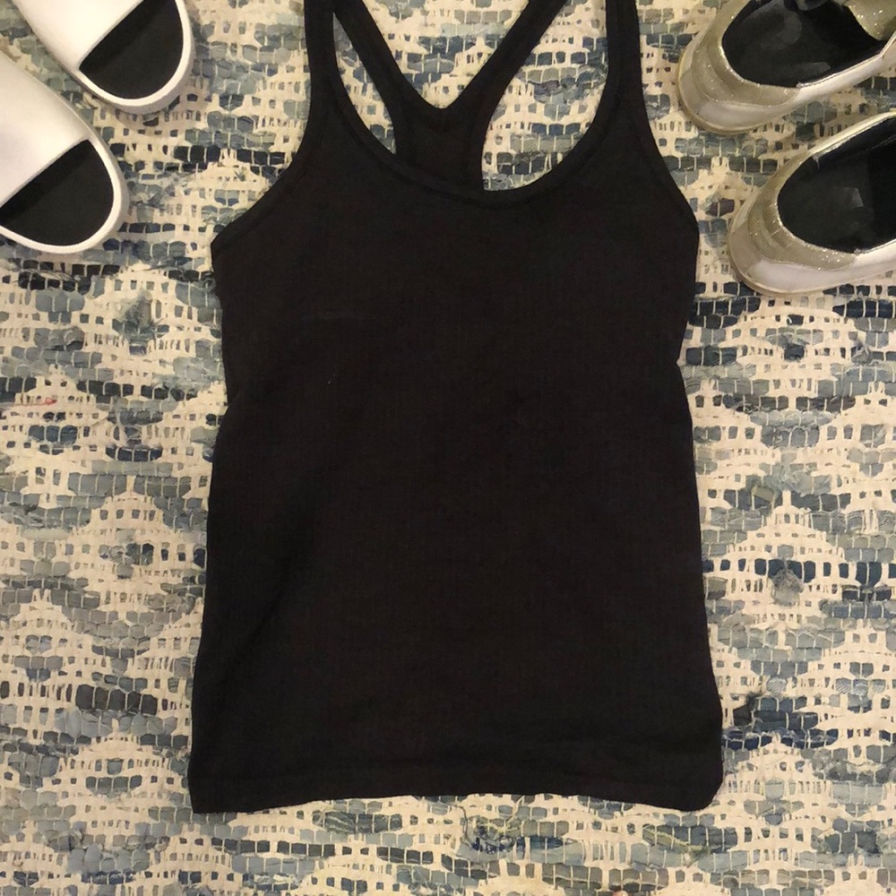 size 4 razorback lulu tank has hole
